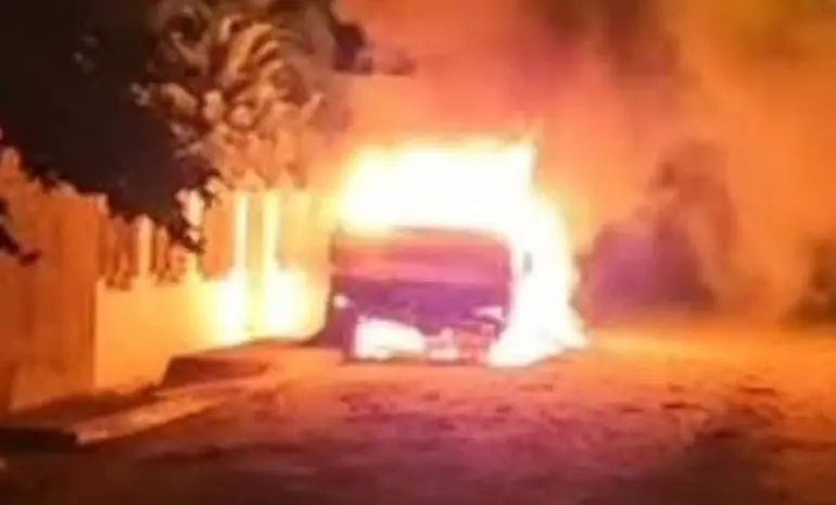 Incendian auto de dirigente de PRM en Montecristi