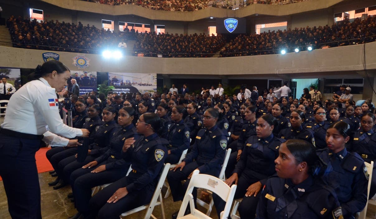 La Policía gradúa a otros 2,421 nuevos agentes; con ello suman 6,500 los formados en el marco de la Reforma Policial