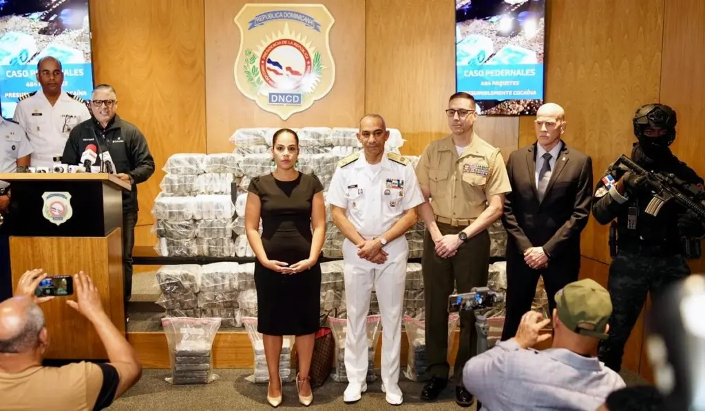 Carlos Devers vocero de la DNCD y autoridades de la DEA, Lowell Krusinger  Agregado Militar de la embajada, Michelle Angulo vocera de la embajada y Cabrera Ulloa, (DNCD), en la rueda de prensa para informar sobre el decomiso de 484 paquetes de cocaína en Pedernales./Foto  fuente externa