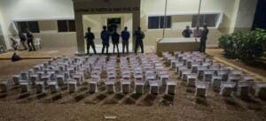 Incautan 806 paquetes de cocaína en la costa de Pedernales en apoyo a la Operación Lanza Sur