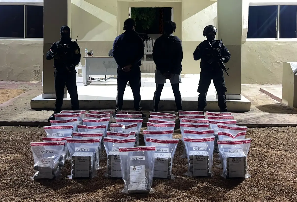 Capturan dos hombres y confiscan 171 paquetes de cocaína en la costa de Pedernales