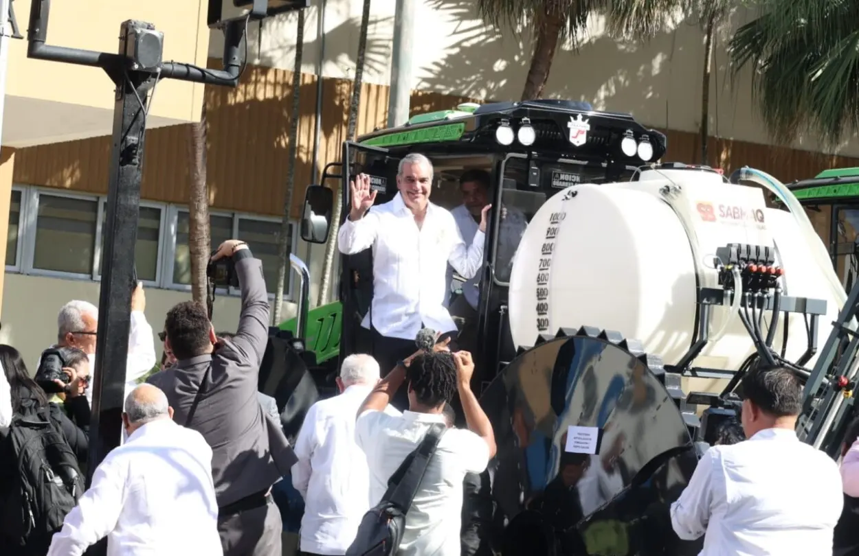 El presidente Abinader entrega maquinarias agrícolas para mejorar la producción de arroz y sustituir mano de obra extranjera