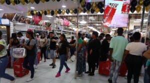 Ciudadanos asisten desde tempranas horas para aprovechar las ofertas de las tiendas de ropa y electrodomésticos.