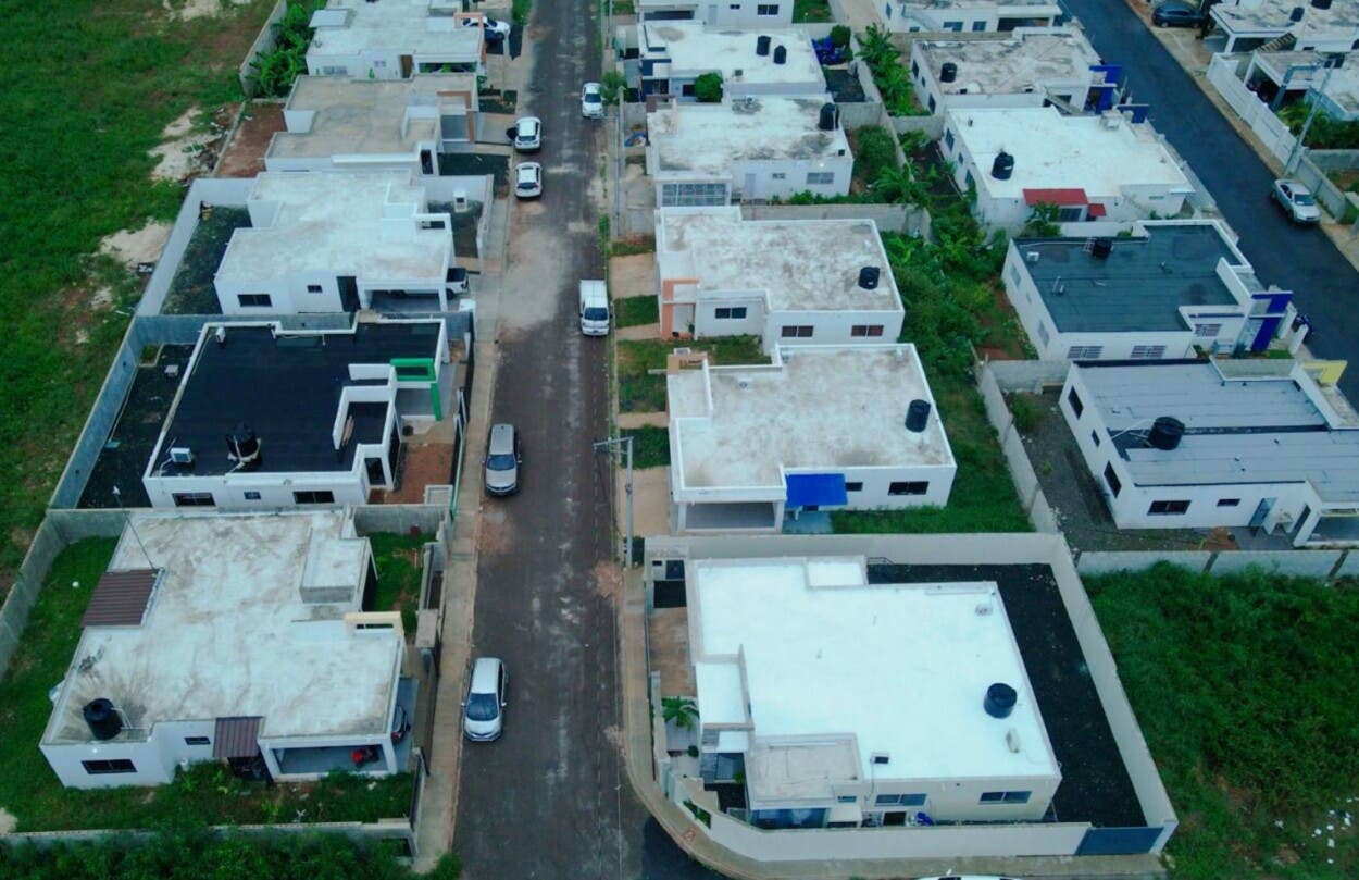 Denuncian maniobras legales que bloquean entrega de viviendas en La Romana