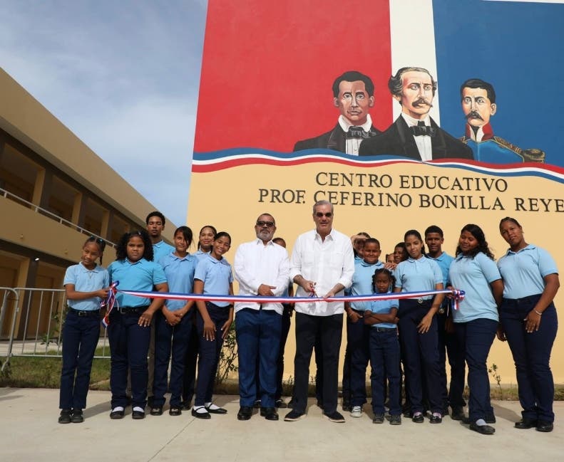 El presidente corta la cinta en la inauguración del centro educativo Profesor Ceferino Bonilla Reyes en Santiago
