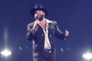 Carín León espera que su gira en EEUU sea «aliento» para mexicanos ante lo «feo que pasa»