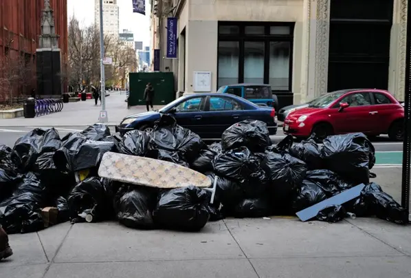 DSNY mantiene la ciudad limpia, segura y saludable mediante la recolección, reciclaje y la eliminación de residuos. Opera 59 depósitos distritales y gestiona una flota de más de 2000 camiones de recogida de carga trasera, 450 barredoras mecánicas, 705 esparcidores de sal y varias docenas de máquinas para el mantenimiento de carriles bici.