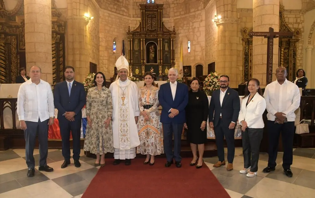  Durante la homilía, monseñor Morel subrayó la importancia de la institucionalidad en la función pública y llamó a los servidores a mantener “el sentido humano y social” del servicio al país.