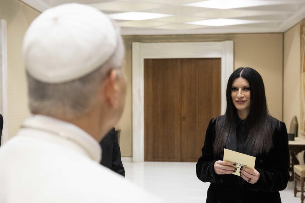 La emotiva reunión entre Laura Pausini y el papa León XIV: una canción inédita y un fanático declarado