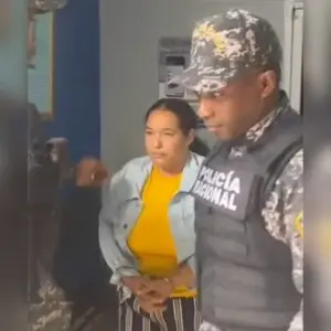 Arrestan a mujer que habría incendiado a su pareja en Higüey