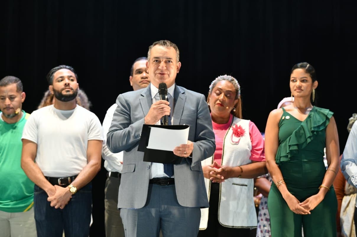 Presentan una obra de Román Jáquez