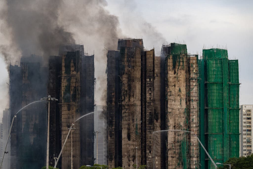 Bomberos tratan de extinguir un incendio que estalló el miércoles en Wang Fuk Court, un complejo de apartamentos residenciales en el distrito de Tai Po, en los Nuevos Territorios de Hong Kong, el jueves 27 de noviembre de 2025. (Foto AP/Chan Long Hei)
