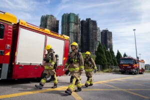 Caen ocho implicados en reformas de torres arrasadas por incendio en Hong Kong; el saldo mortal alcanza 128