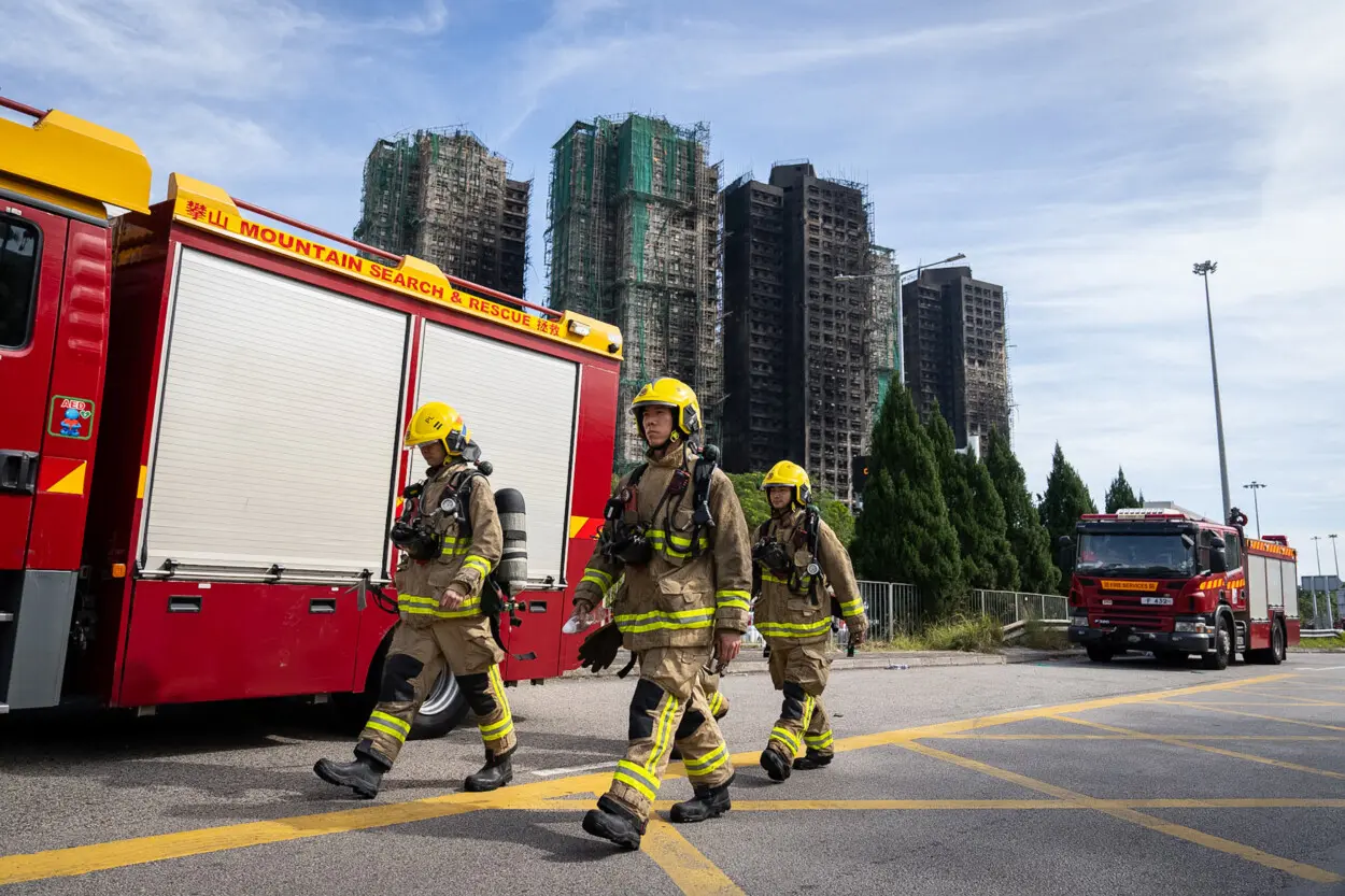 Caen ocho implicados en reformas de torres arrasadas por incendio en Hong Kong; el saldo mortal alcanza 128