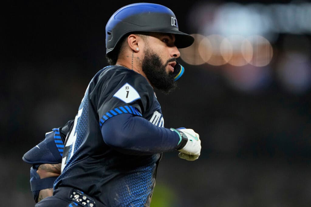 Gleyber Torres, de los Detroit Tigers, corre tras conectar un sencillo durante la sexta entrada de un partido de béisbol contra los Atlanta Braves, el 19 de septiembre de 2025, en Detroit. (Foto AP/Ryan Sun, Archivo)