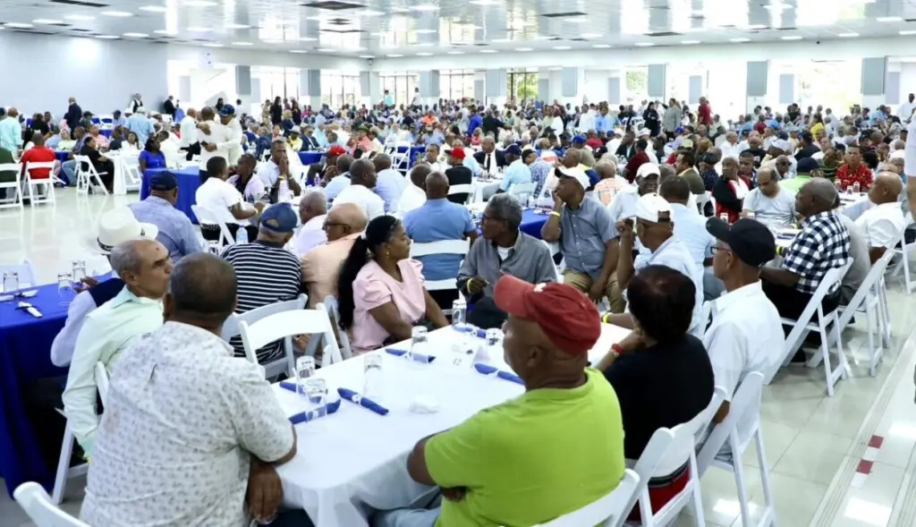 Panorámica del tradicional almuerzo navideño con militares retirados, actividad en la que estuvo presente el presidente Luis Abinader y el ministro de Defensa, teniente general Carlos Antonio Fernández Onofre.