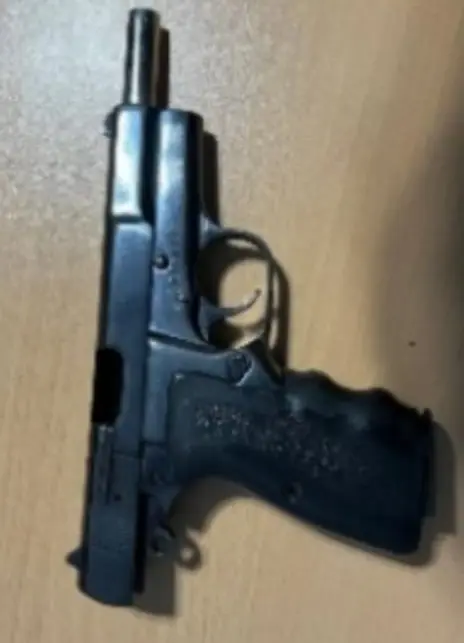 Arma ocupada por la Policía uno de los secuestradores de la pareja en el río La Cuaba, en Pedro Brand