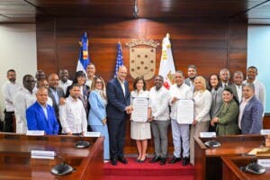 Santiago honra a Kathy Hochul y a Adriano Espaillat con distinciones