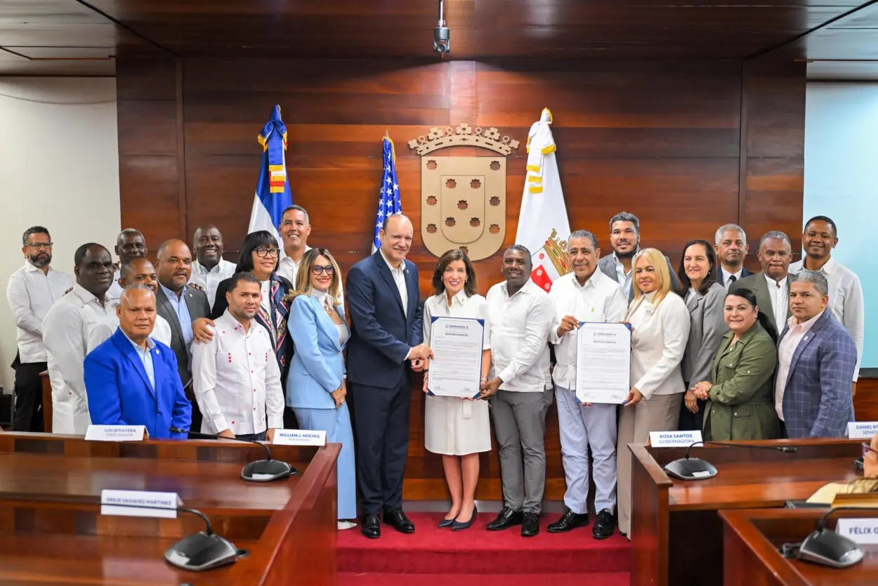 Santiago honra a Kathy Hochul y a Adriano Espaillat con distinciones