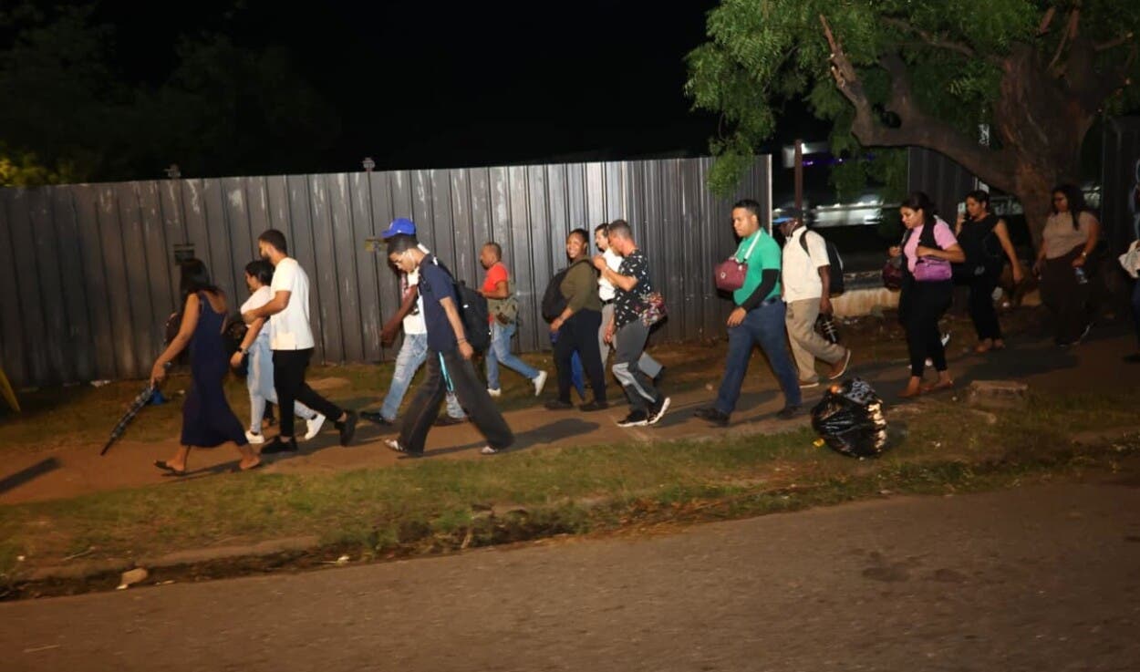 “Una tragedia, tragedia, tragedia»: el relato humano del apagón que dejó a pie a miles de dominicanos