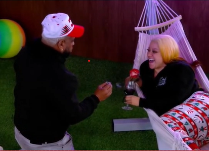 ¡Con anillo y flor! La Fruta le propone matrimonio a La Insuperable en La Casa de Alofoke 2