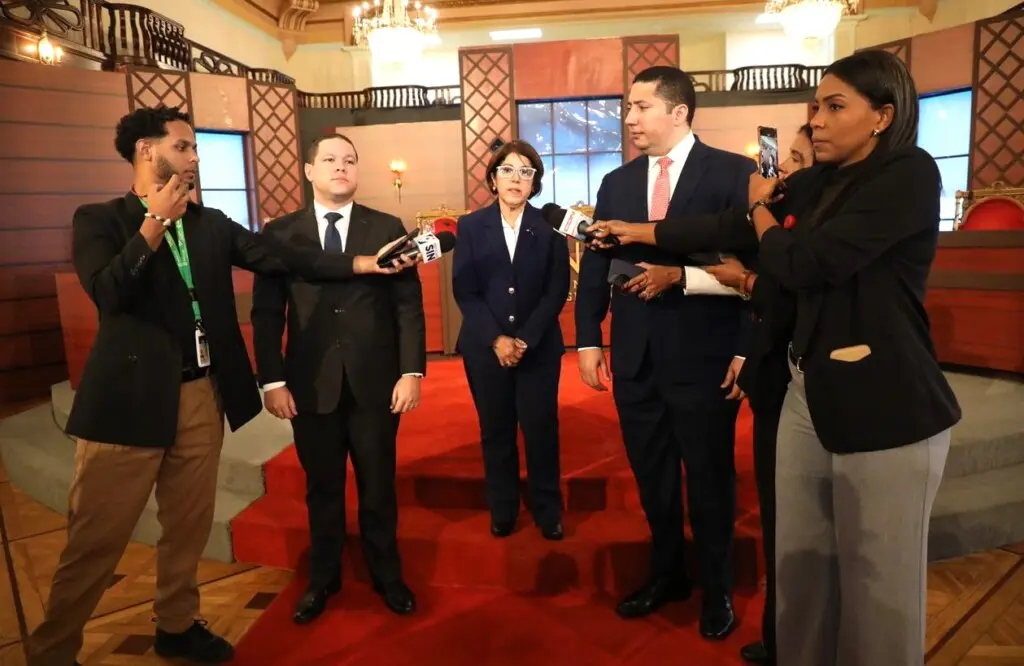 La secretaria del CNM, Nancy Salcedo, acompañada del subconsultor jurídico del Poder Ejecutivo, Pedro Montilla, y del secretario general de la SCJ, César García, informó que durante la jornada de este viernes fueron entrevistados 20 aspirantes para ocupar vacantes en la SCJ y el TSE.