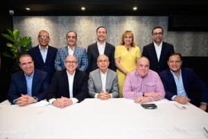 Danilo Medina reúne aspirantes presidenciales PLD