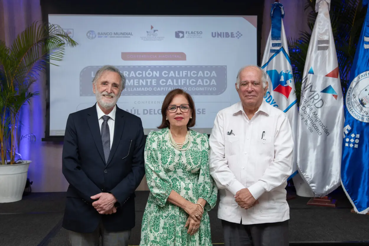 Migración Calificada: Uno de cada tres médicos en EE. UU. es inmigrante; 56% de dominicanos en diáspora tienen posgrado