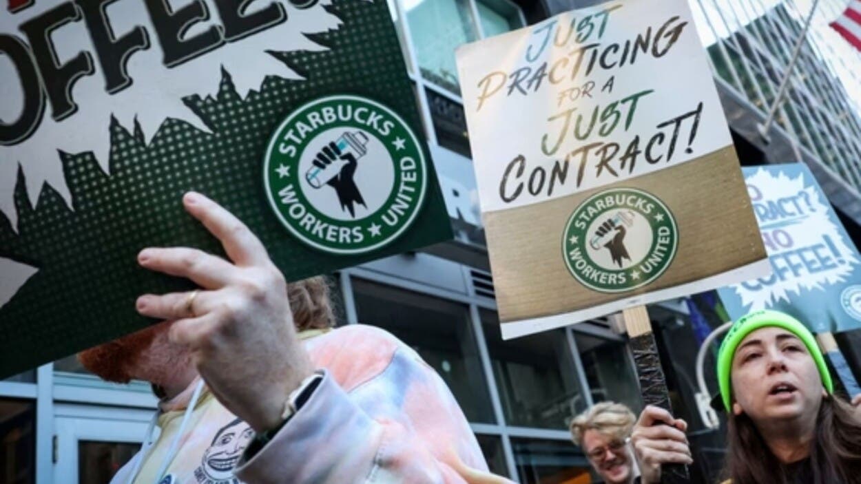 Empleados de Starbucks inician huelga en EE.UU., en medio de una estancada negociación