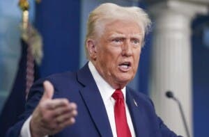 Donald Trump advierte de que se considere el espacio aéreo de Venezuela «cerrado en su totalidad»