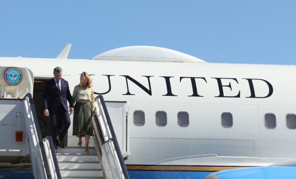Pete Hegseth, secretario de Defensa de Estados Unidos, aterriza en República Dominicana junto a su esposa, Jennifer Hegseth. Ambos descienden del avión oficial.