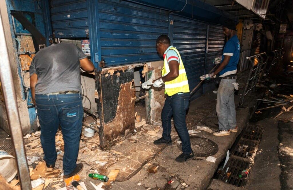 Empleados de la Alcaldía del Distrito Nacional destruyen una de las casetas instaladas en el Nicolás de Ovando./Foto Fuente Externa