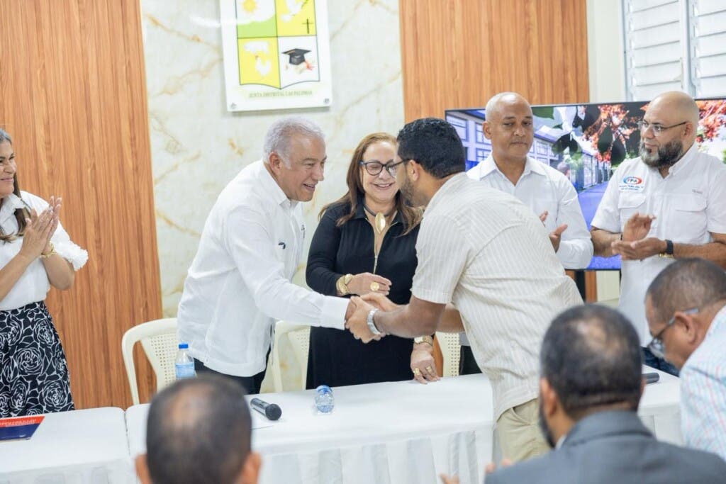 dispuso la entrega de más de RD$50 millones para ejecutar y adecuar obras en el municipio Licey al Medio y la Junta Distrital Las Palomas. 