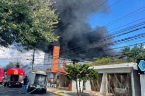 Investigan causa fuego afectó almacén de PRODACOM en Santiago