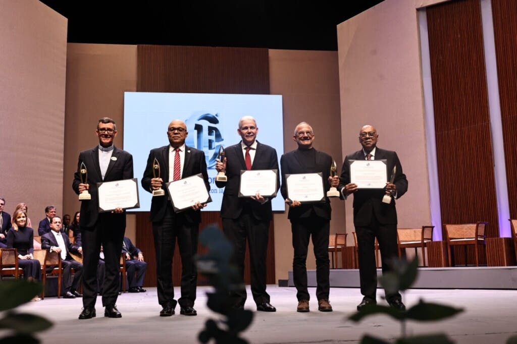 Jorge Willian Hernández, José Jairon Severino, Jorge Gerardo Marte, Edmundo Poy y Milton Ray Guevara, reconocidos con los Premios Fundación Corripio.- Foto: Olga de la Cruz