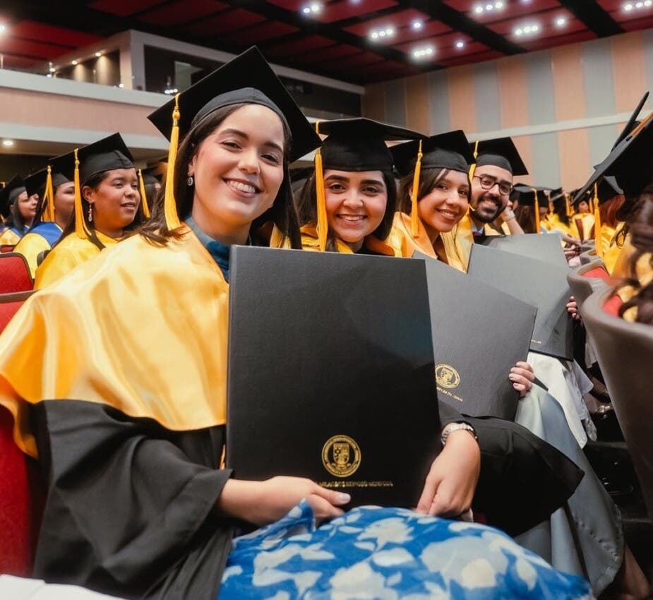 Unibe gradúa 469 nuevos profesionales en su Sexagésima Graduación Ordinaria