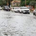 Aguaceros inundan calles y avenidas; 23 provincias bajo alerta por vaguada y onda tropical