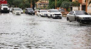 Aguaceros inundan calles y avenidas; 23 provincias bajo alerta por vaguada y onda tropical