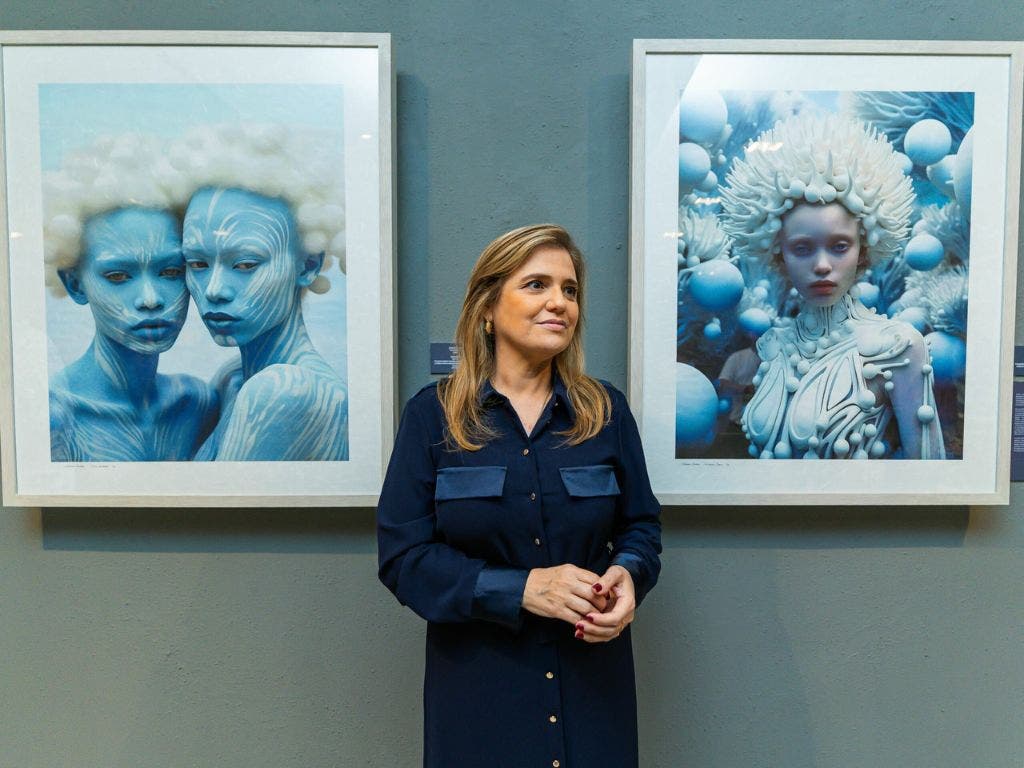 riadna Canaán presenta su nueva colección de arte digital, “La Isla Bajo el Mar”, una serie que invita al espectador a sumergirse en un universo donde mito