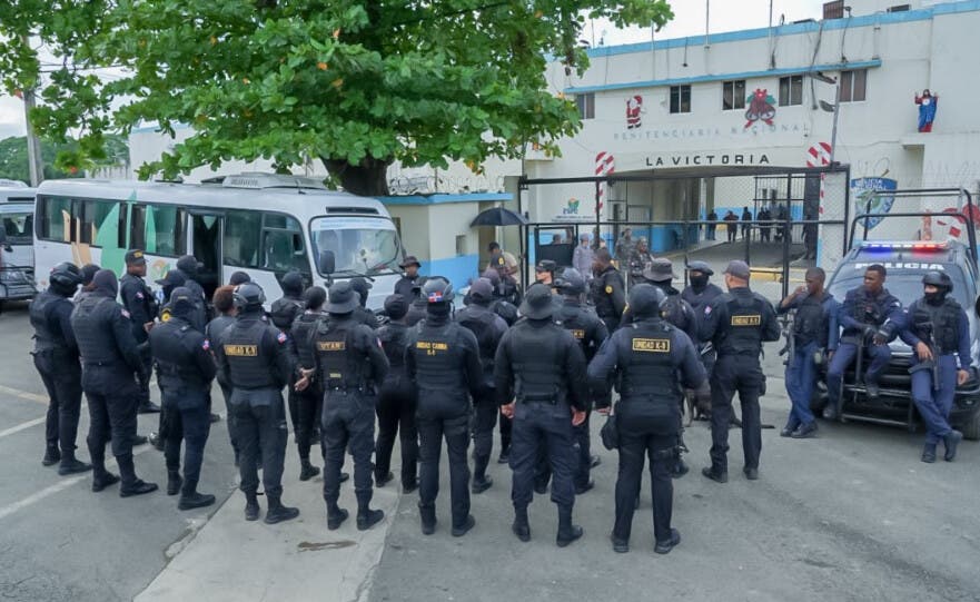 Agentes de la Policía en formación previo al inicio del traslado de reclusos de La Victoria hacia el CCR-La Parras, proceso realizado este miércoles por la Dirección General de Prisiones./Fuente externa