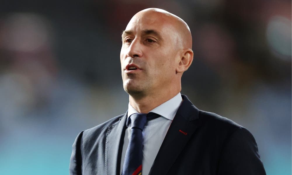 Nuevo incidente en presentación: La caída de Luis Rubiales continúa