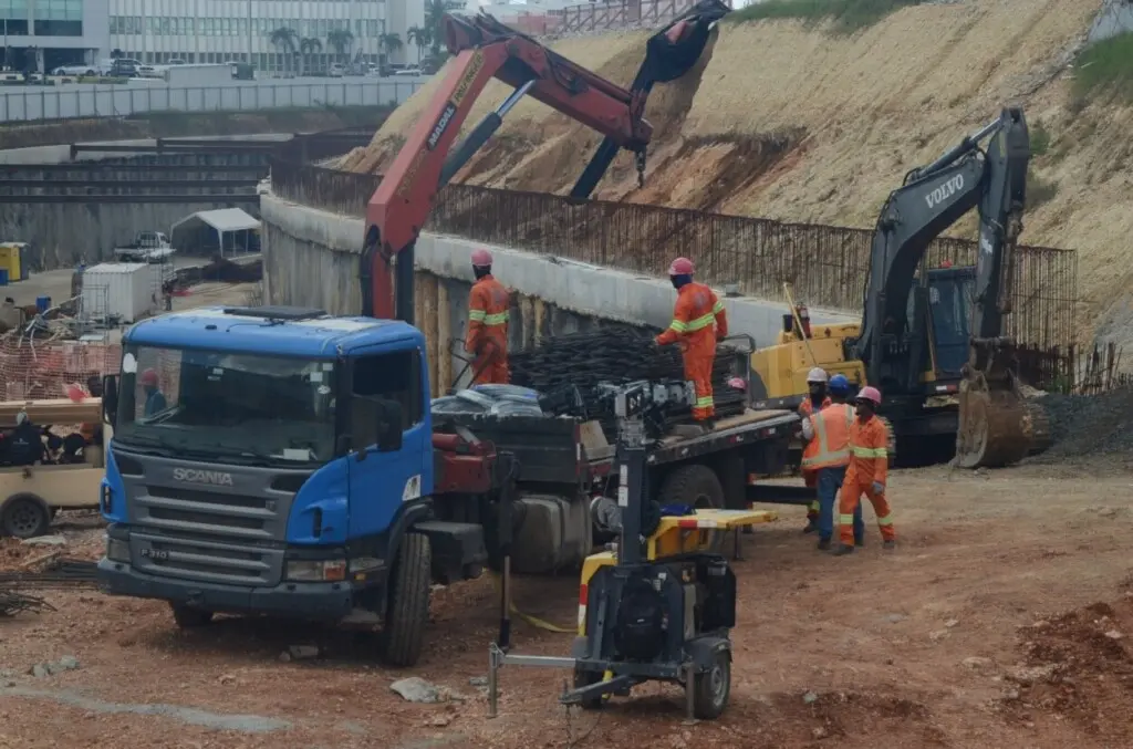 Obreros y maquinarias trabaja a buen ritmo en el túnel debajo de la Plaza de la Bandera, el cual según las proyecciones estaría listo para el 2026.-Foto Jorge González