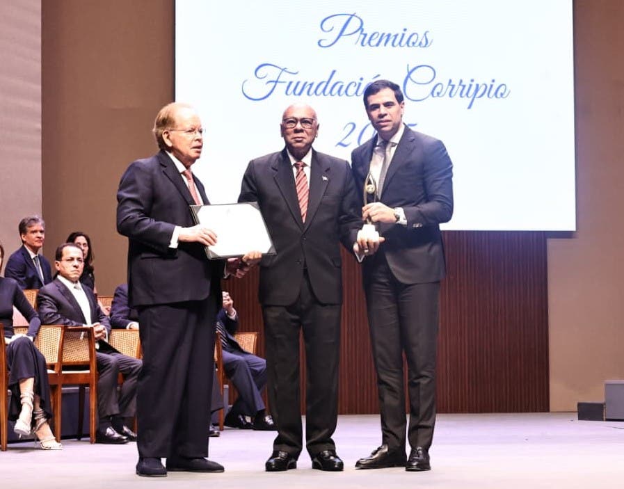 El doctor Milton Ray Guevara recibe el premio Fundación Corripio en Ciencias Sociales y Jurídicas, categoría: Derecho Constitucional, del señor José Luis Corripio Estrada y del ministro de Cultura, Roberto Ángel Salcedo.-Foto Olga de la Cruz