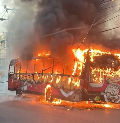 Se quema autobús de la OMSA en frente a ITESA; conductor resulta ileso