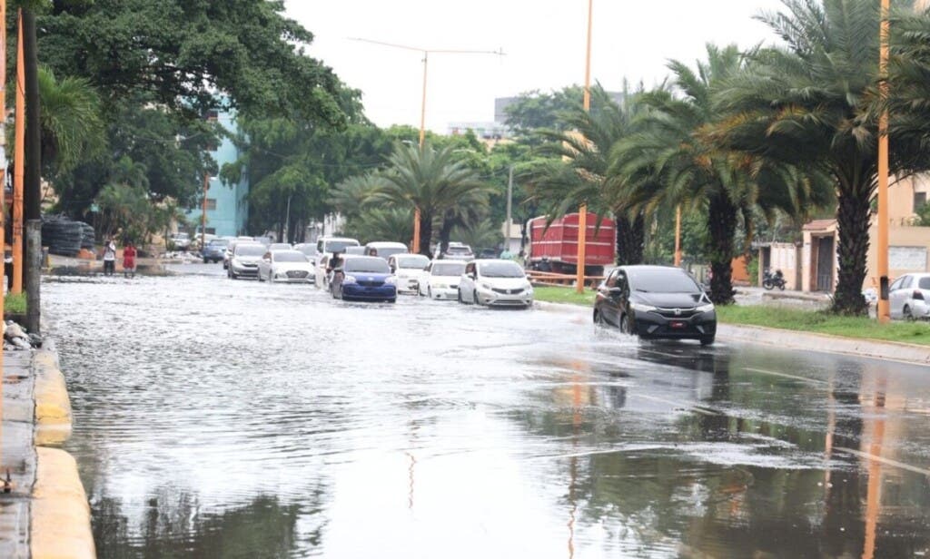 Inundaciones en la avenida Quinto Centenario por las lluvias acusadas por una vaguada y una onda tropical.-Foto Alexis Monegro