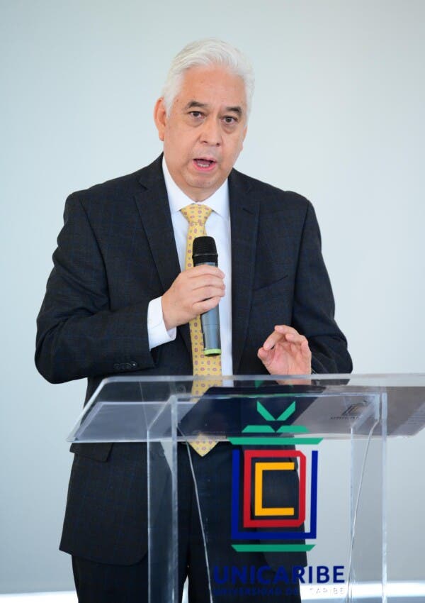 el nuevo rector de UNICARIBE, presentado en el acto solemne, doctor Ricardo A. Ramírez Mendoza. 