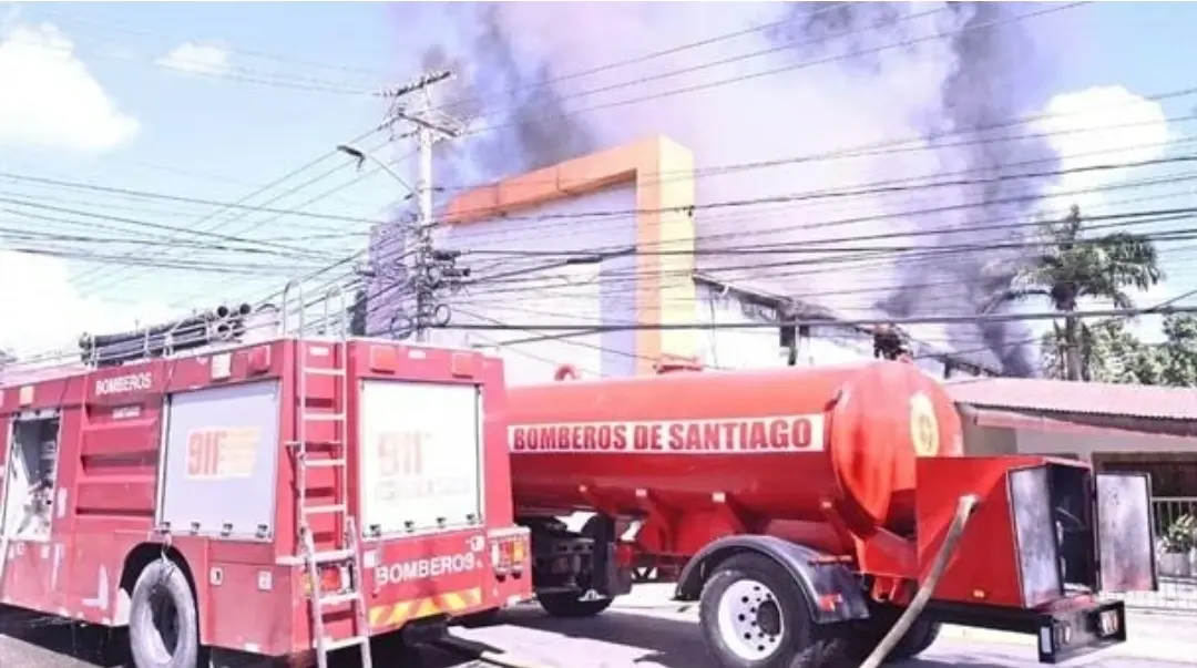 Incendio afecta almacén de tiendas de computadora en Santiago