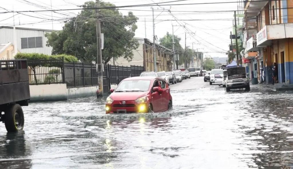 Los aguaceros de este lunes continúan inundandos calles y avenidas del Gran Santo Domingo./Foto Chaimy Soriano