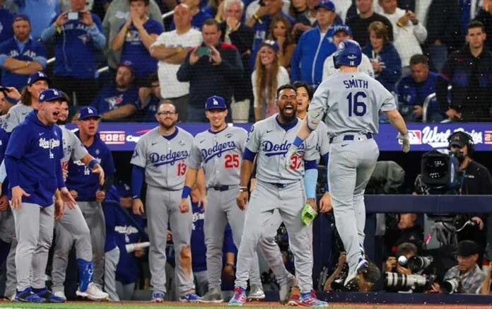 Will Smith anota en carrera tras disparar un jonrón que rompió el empate en la undécima entrada y dio la victoria 5-4 a los Dodgers