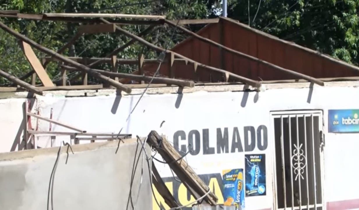 Fuerte ventarrón causa estragos en Mao: viviendas destechadas